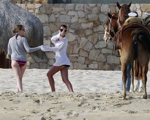 Lea và bạn của mình cũng rảo bước xuống bãi cát ven biển và khá thích thú khi bắt gặp những con ngựa ở đó.